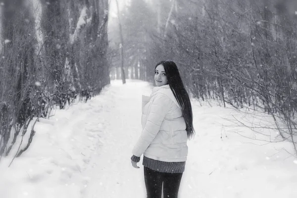 Una Pareja Cariñosa Paseo Invierno Hombre Mujer Una Cita Parque — Foto de Stock