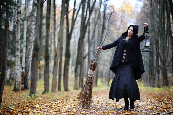 Uma Mulher Num Fato Bruxa Numa Floresta Densa Num Ritual — Fotografia de Stock