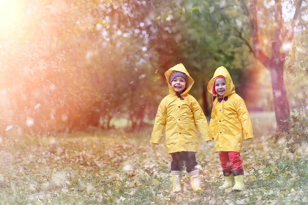 秋の日に外を散歩用レインコートの子供 — ストック写真