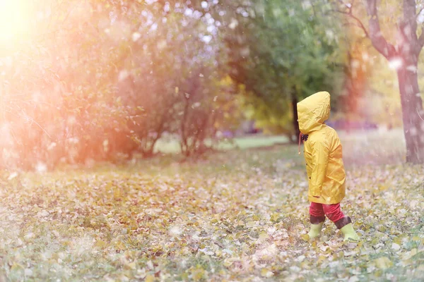 Dziecko Płaszcz Spacer Poza Jesienny Dzień — Zdjęcie stockowe