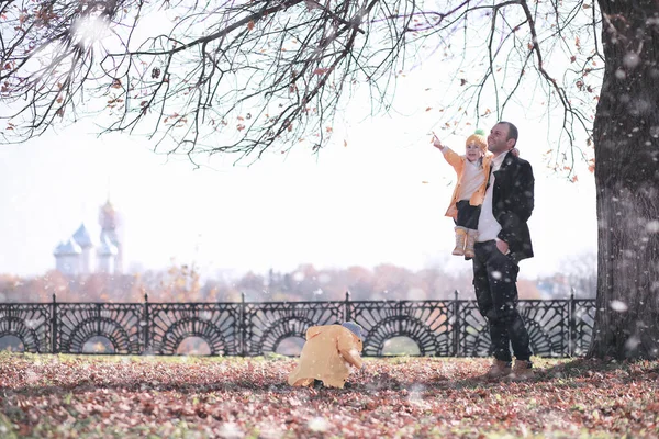 Passeggiata Dei Bambini Nel Parco Con Prima Neve — Foto Stock