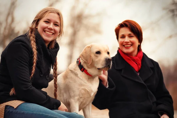 Jovem Com Mãe Cachorro Passeio Jardim Outono — Fotografia de Stock