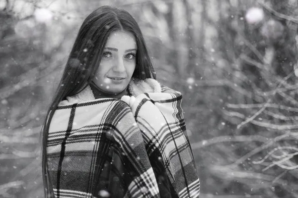 Una Niña Día Nublado Invierno Campos Cubiertos Nieve Bosque — Foto de Stock