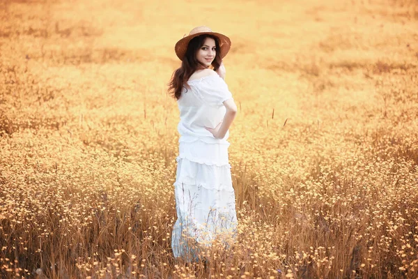 Gravid Kvinna Naturen För Promenad Hösten — Stockfoto