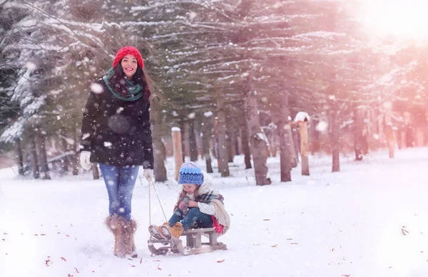 Conto Fadas Inverno Uma Jovem Mãe Sua Filha Montam Trenó — Fotografia de Stock