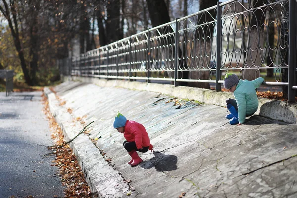 Діти Гуляють Осінньому Парку Фоні — стокове фото