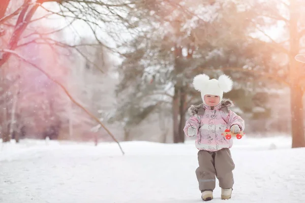 Bambini Camminano Nel Parco Inverno Famiglia Foresta Invernale Con Bambini — Foto Stock