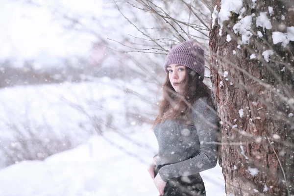 下午在雪地里的一个冬季公园里的女孩 — 图库照片