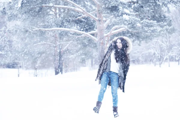 Gadis Cantik Hari Yang Indah Salju Musim Dingin Taman — Stok Foto