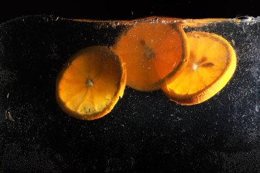 Olgun tatlı portakala su damlaları. Metnin için kopyalama alanı olan yeni Mandarin arkaplanı. Vejetaryen ve vejetaryen kavramı.