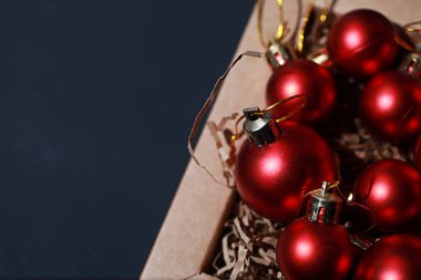 Noel ağacı için Noel süsü. Küçük toplar Noel ağacını süslüyor. Yeni yıl için oyuncaklar.