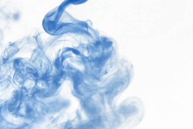 Suyun içinde bir tutam boya. Sudaki boyanın çözülmesi. Su kirliliği. Sanat yaratıcılığı kavramı.