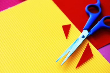 Renkli kağıtlar, renkli kağıtlardan parlak paletler, gökkuşağı renkleri. Renkli kağıt ve makaslı üst görünüm tablosu.