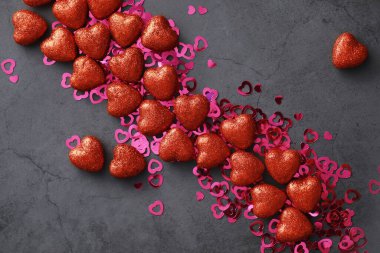 Romantik bir geçmiş. Aşk ve ilişki kavramı. Karanlık arka planda kalp şeklinde figürler. Sevgililer Günü kartı..