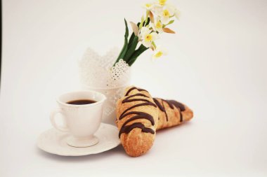 Masada Fransız kahvaltısı. Çikolatalı kahve kruvasanı ve kremalı sürahi. Taze hamur işleri ve kafeinsiz kahve..