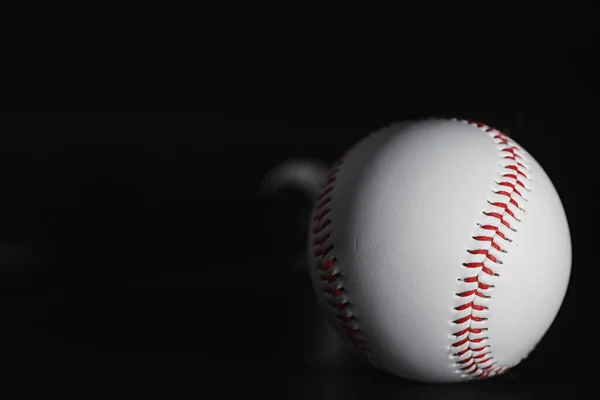 アメリカの伝統的なスポーツゲーム 野球だ コンセプト テーブルの上の野球ボールとバット — ストック写真