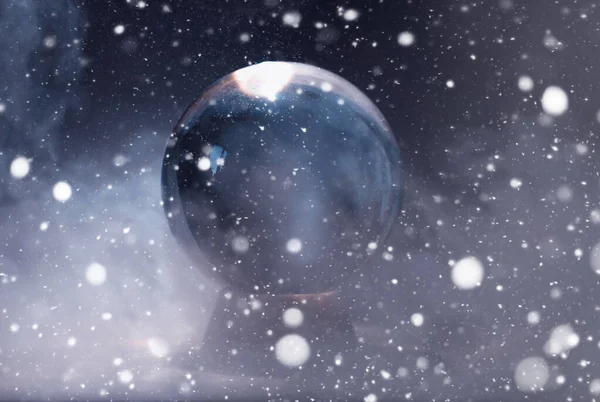 クリスタルボールは運命を予測する 未来への推測 — ストック写真