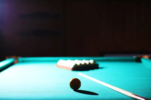 Bilardo Kulübü Rus Bilardo Takımıyla Kumar Masası Siyah Bilardo Topu — Stok fotoğraf