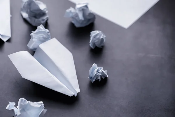 Pappersflygplan Bordet Origami Modell Mörk Bakgrund Begreppet Kreativt Slöseri Med — Stockfoto