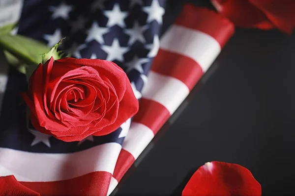 Amerikansk Flagga Och Ros Blomma Bordet Amerikas Förenta Staters Symbol — Stockfoto