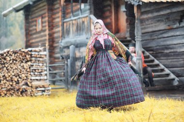 Geleneksel Slav ritüelleri, kırsal tarzda. Yazın dışarıda. Slav köyü çiftliği. Zarif cüppeli köylüler.