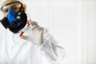 Laboratuvardaki bir bilim adamı viral zatürreenin tedavisi için ilaçları test ediyor. Hastalıklı hastaların Coronovirus kan testi. Dünya salgını.
