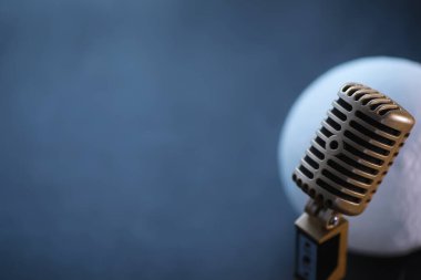 Medya sunumları konsepti. Arka planda Retro mikrofon var. Konser ve gösteri afişi. Müzik albümü kapağı.