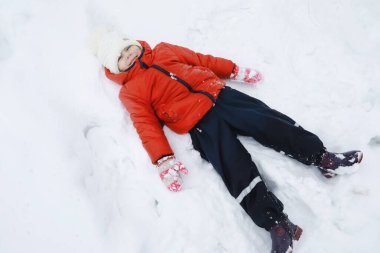 Kışın parktaki çocuklar. Çocuklar parkta karla oynarlar. Kardan adam heykeli yapıp tepelerden aşağı kayıyorlar..