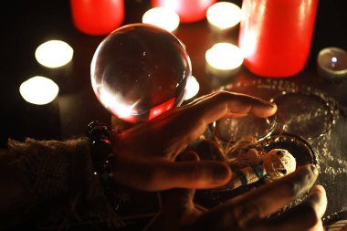 Büyülü bebeklerle, tarot kartlarıyla, kitaplarla, şeytani mumlarla ve cadılık objeleriyle dolu mistik bir hayat. Kehanet ayini.