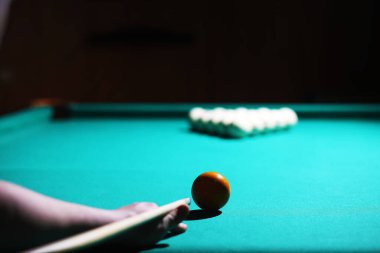 Bilardo kulübü. Rus bilardo takımıyla kumar masası ve siyah bilardo topu. Rus piramidi (Rus bilardosu, piramit bilardosu), spor.