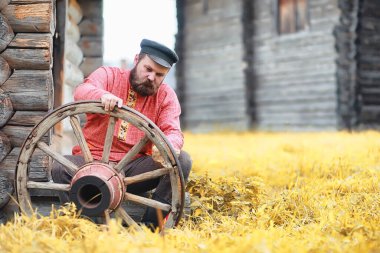 Geleneksel Slav ritüelleri, kırsal tarzda. Yazın dışarıda. Slav köyü çiftliği. Zarif cüppeli köylüler.