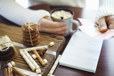 Kış kahvaltısı. Bir fincan sıcak çikolata, şekerleme ve taze pişmiş kurabiyeler. Zencefilli kurabiye ve kahve..