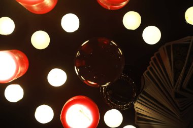 Büyülü bebeklerle, tarot kartlarıyla, kitaplarla, şeytani mumlarla ve cadılık objeleriyle dolu mistik bir hayat. Kehanet ayini.