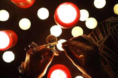 Büyülü bebeklerle, tarot kartlarıyla, kitaplarla, şeytani mumlarla ve cadılık objeleriyle dolu mistik bir hayat. Kehanet ayini.