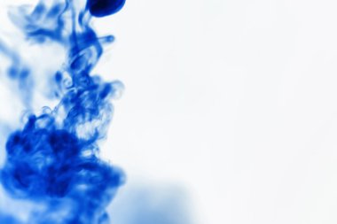 Suyun içinde bir tutam boya. Sudaki boyanın çözülmesi. Su kirliliği. Sanat yaratıcılığı kavramı.