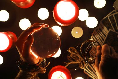 Büyülü bebeklerle, tarot kartlarıyla, kitaplarla, şeytani mumlarla ve cadılık objeleriyle dolu mistik bir hayat. Kehanet ayini.