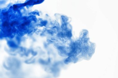 Suyun içinde bir tutam boya. Sudaki boyanın çözülmesi. Su kirliliği. Sanat yaratıcılığı kavramı.