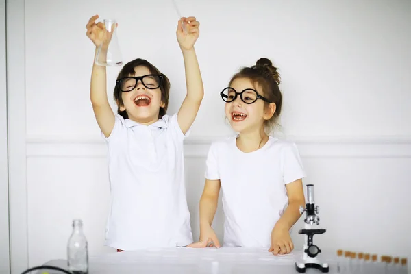 Dwoje Uroczych Dzieci Lekcjach Chemii Robi Eksperymenty Białym Tle — Zdjęcie stockowe
