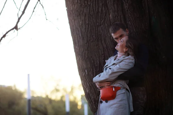 Uomo Una Ragazza Sono Innamorati Primo Appuntamento Nel Parco Della — Foto Stock