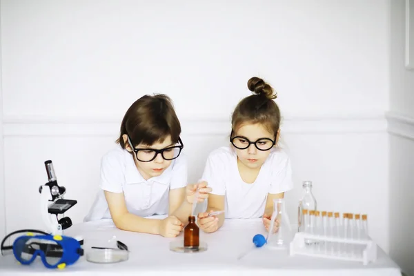 Duas Crianças Bonitas Aula Química Fazendo Experimentos Isolados Backgroun Branco — Fotografia de Stock