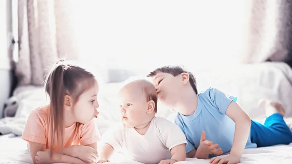 Kinderen Liggen Het Bed Naast Pasgeboren Baby Zusje Emoties Van — Stockfoto
