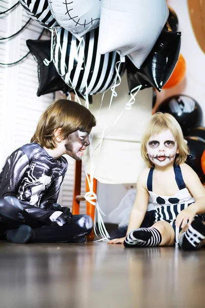 ハロウィーンのお祝いに衣装や化粧の子供たちと幸せな家族 — ストック写真