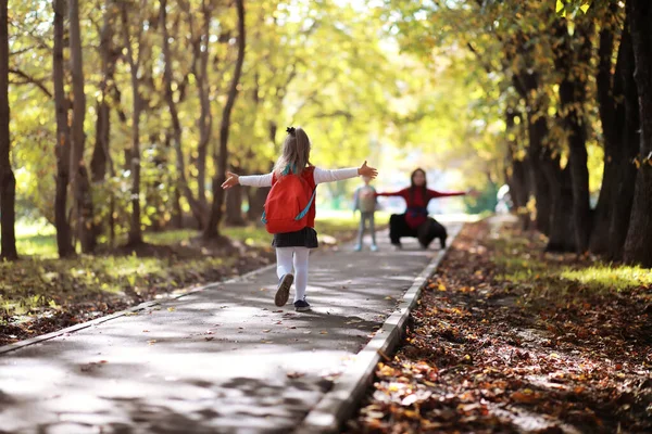 Діти Портретами Прогулянки Парку Шкільна Перерва Початок Дитячих Досліджень — стокове фото