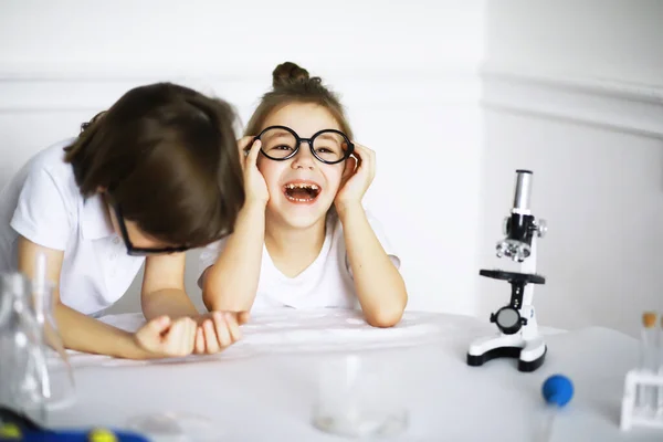 Двоє Милих Дітей Уроці Хімії Роблять Експерименти Ізольовані Білому Фоні — стокове фото