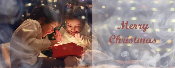 Familie Kerstavond Bij Open Haard Kinderen Openen Kerstcadeaus Kinderen Onder — Stockfoto