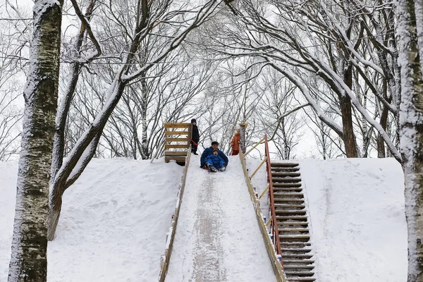 Kinder Park Winter Kinder Spielen Mit Schnee Auf Dem Spielplatz — Stockfoto