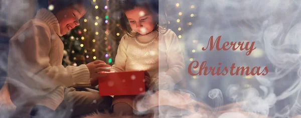 Familie Kerstavond Bij Open Haard Kinderen Openen Kerstcadeaus Kinderen Onder — Stockfoto