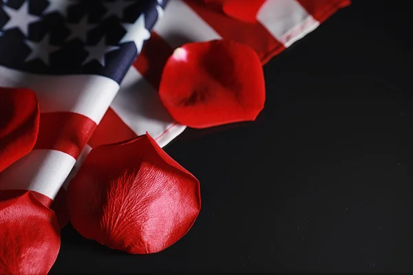 Amerikansk Flagga Och Ros Blomma Bordet Amerikas Förenta Staters Symbol — Stockfoto