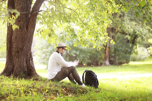 Uomo Nasconde All Ombra Degli Alberi Una Giornata Calda Pausa — Foto Stock