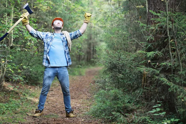 Boscaiolo Maschio Nella Foresta Taglialegna Professionista Ispeziona Gli Alberi Abbattimento — Foto Stock